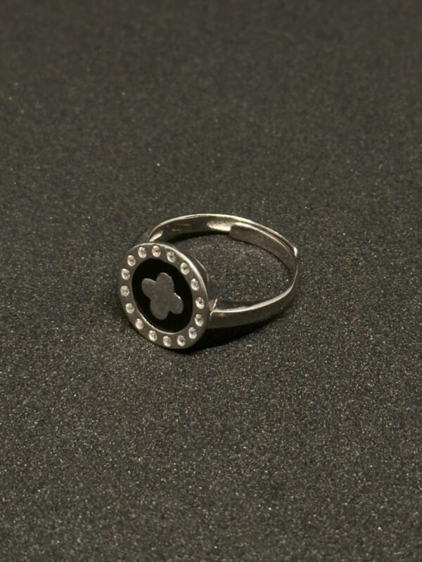 Elegant Leaf Ring Design