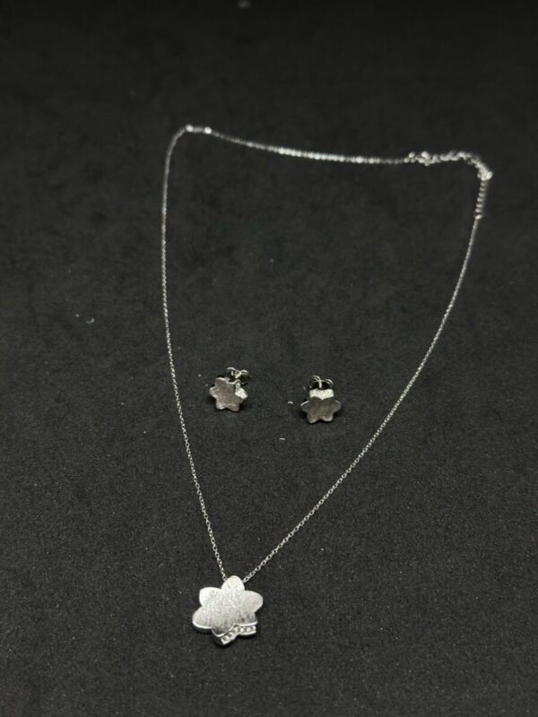 Matt Finish Flower Pendant Set
