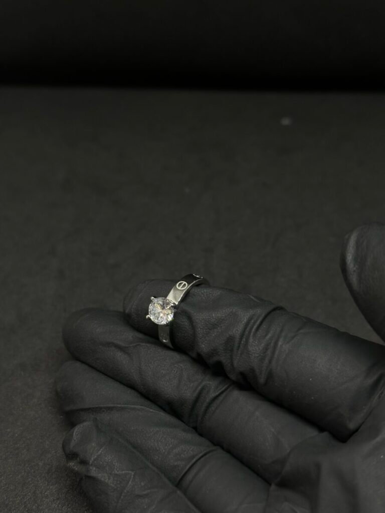 Elegant Solitaire Ring for Women