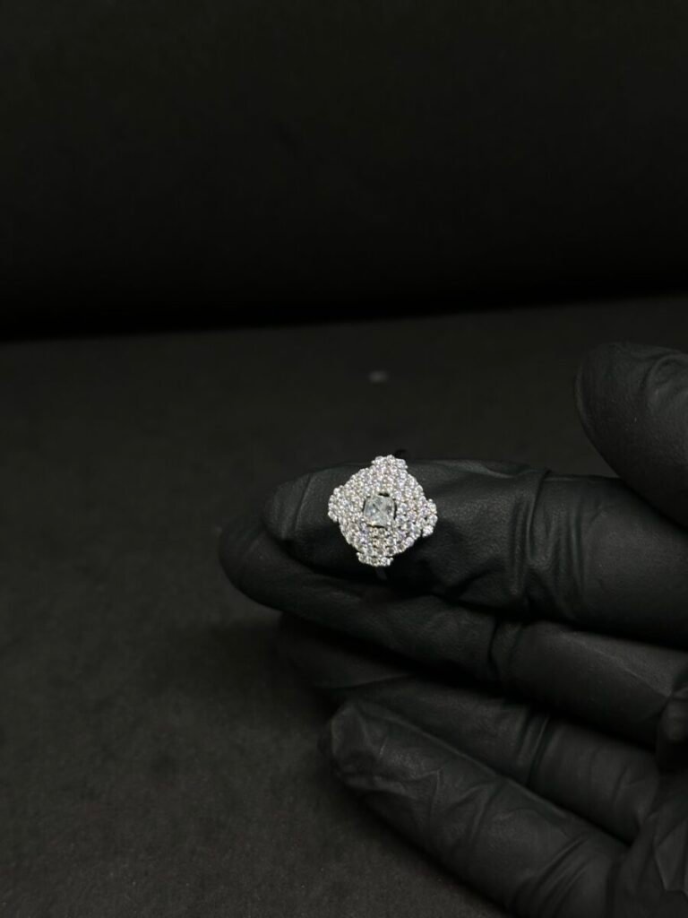 Elegant Queen Ring for Women